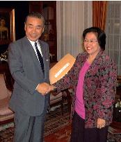 Hata meets with Megawati